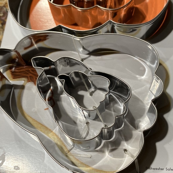 Fall Cookie Cutters, PLUS Cookie Container AND Decorative Wall Hangers - Picture 7 of 15